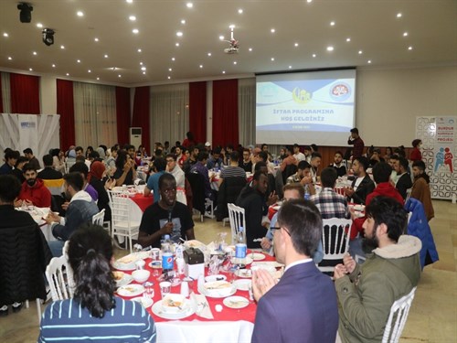 Mehmet Akif Ersoy Üniversitesi’nde Eğitim Gören Uluslararası Misafir Öğrenciler İftar Yemeğinde Bir Araya Geldik