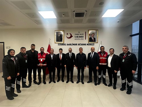  Göç İdaresi Başkanı Hüseyin Kök, İstanbul Havalimanı Aktarma Merkezinde Görevli Personelle Bayramlaştı